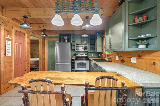 2560 Round Hill Road, Bryson City, NC 28713
