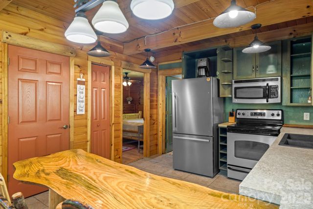 2560 Round Hill Road, Bryson City, NC 28713