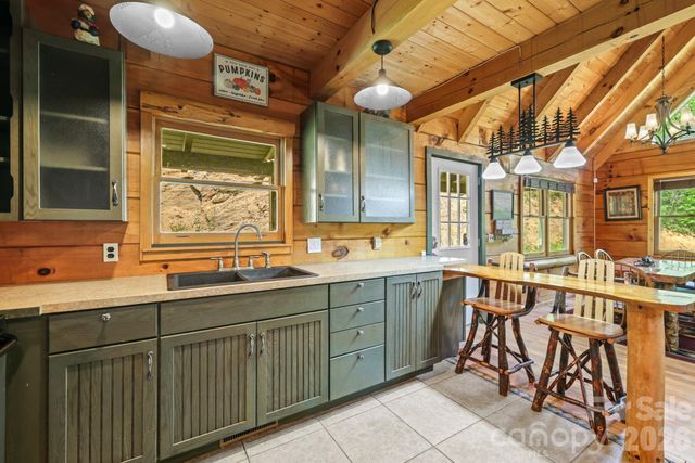 2560 Round Hill Road, Bryson City, NC 28713