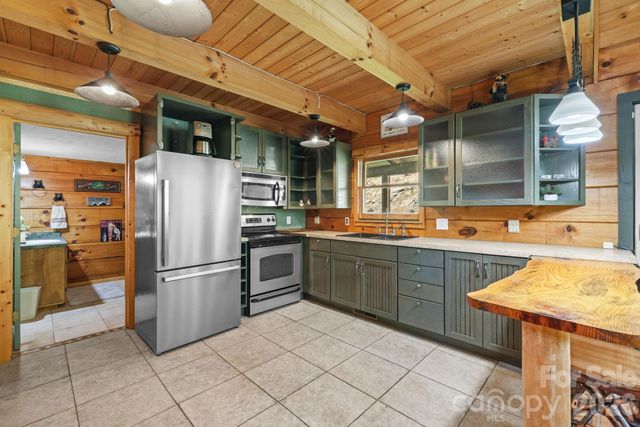 2560 Round Hill Road, Bryson City, NC 28713