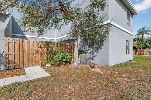 24 Crossings Circle D, Boynton Beach, FL 33435