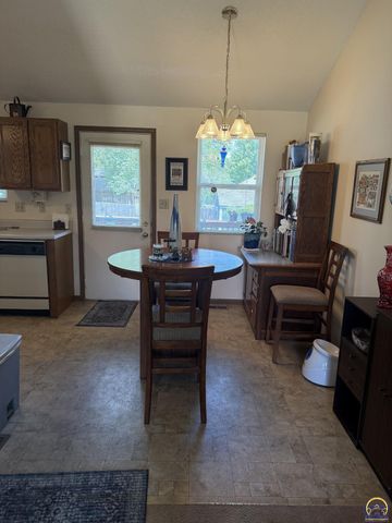 7406 SW 26th CT, Topeka, KS 66614