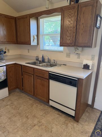 7406 SW 26th CT, Topeka, KS 66614