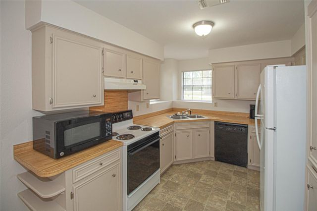 320 Bridgeview Drive, Onalaska, TX 77360