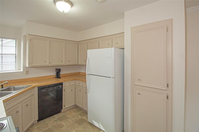 320 Bridgeview Drive, Onalaska, TX 77360