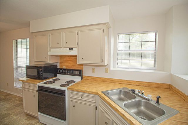 320 Bridgeview Drive, Onalaska, TX 77360