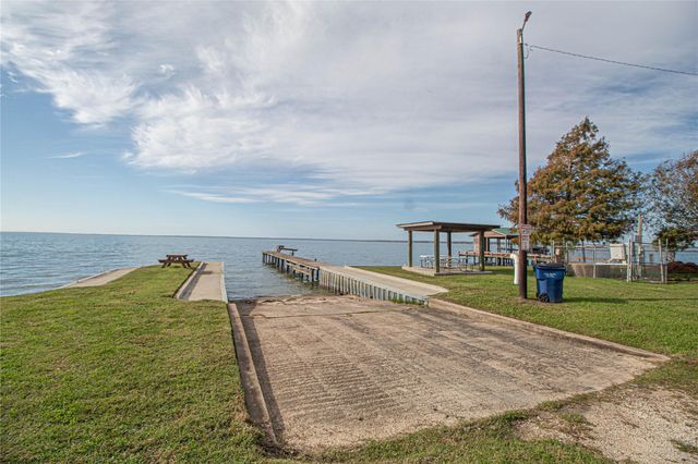 320 Bridgeview Drive, Onalaska, TX 77360