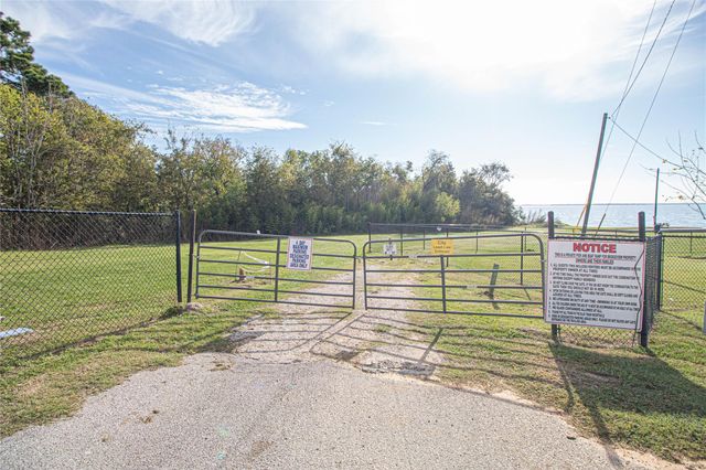 320 Bridgeview Drive, Onalaska, TX 77360