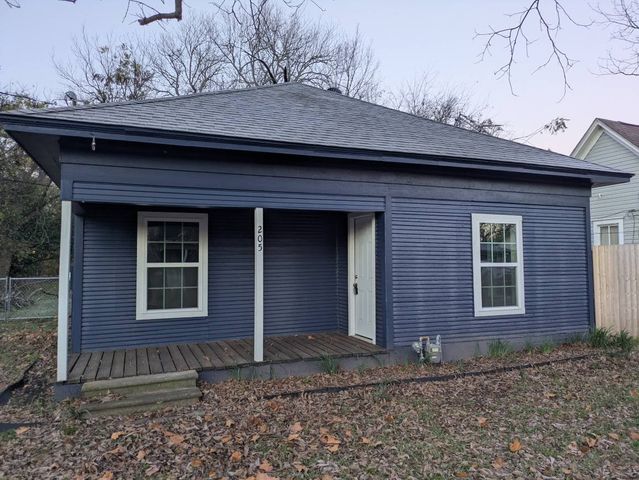 205 N Wood Street, Cleburne, TX 76033