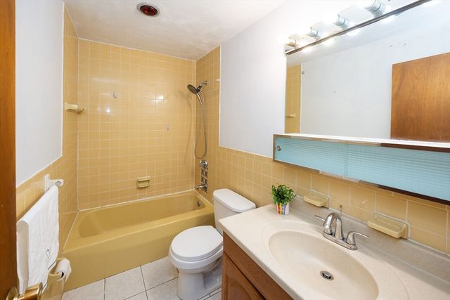 12 Williamsburg Ct 1, Shrewsbury, MA 01545