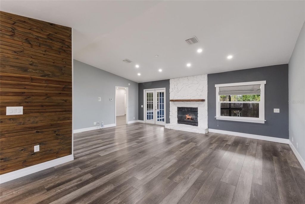 Image 7 of property listing at 8034 56TH COURT E, Palmetto, FL 34221