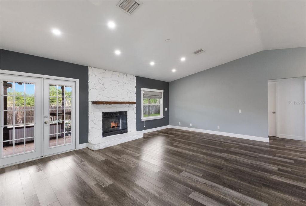 Image 8 of property listing at 8034 56TH COURT E, Palmetto, FL 34221