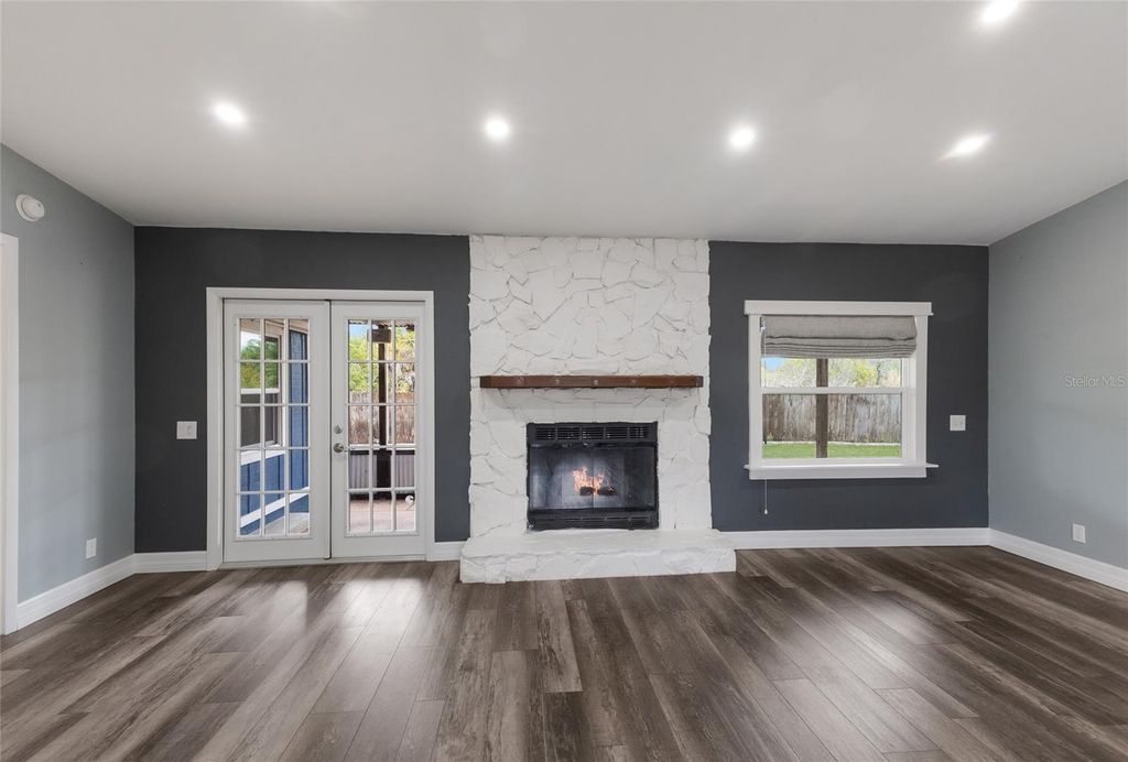 Image 9 of property listing at 8034 56TH COURT E, Palmetto, FL 34221