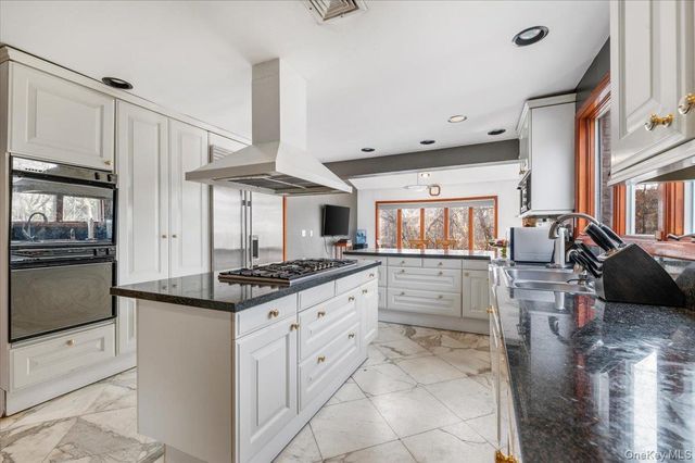 22 Lake Road, Great Neck, NY 11020