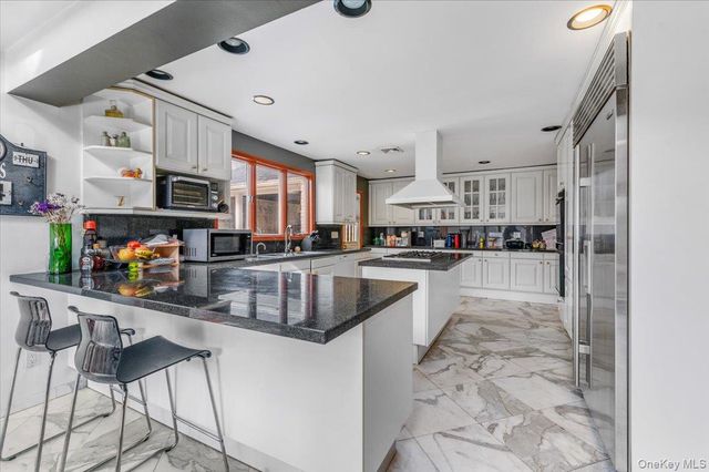 22 Lake Road, Great Neck, NY 11020