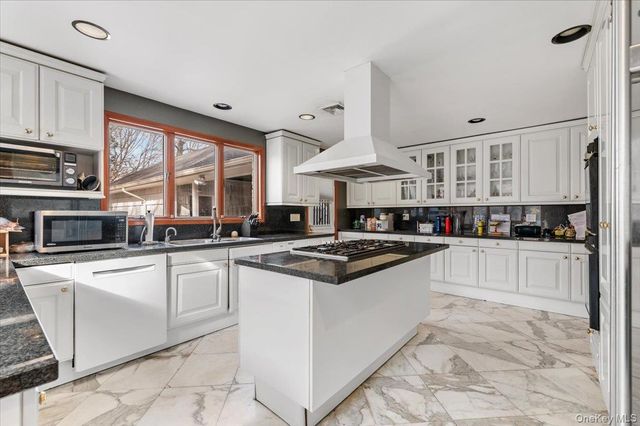 22 Lake Road, Great Neck, NY 11020