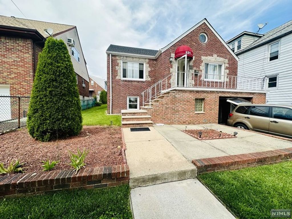 221 Desoto Place, Cliffside Park, NJ 07010