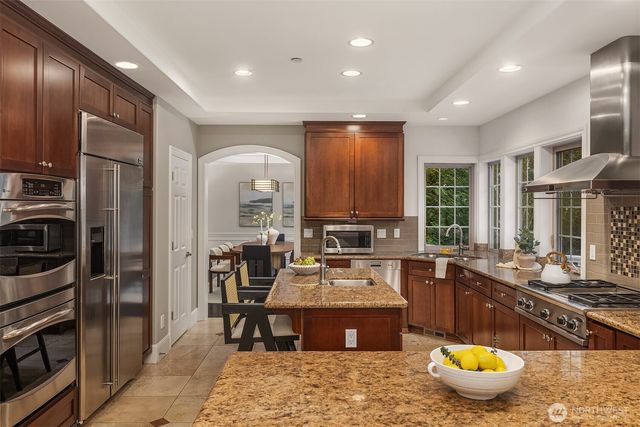 9810 SE 35th Place, Mercer Island, WA 98040