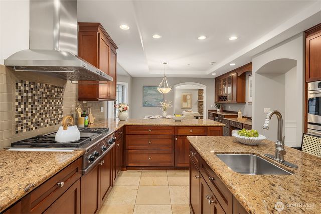 9810 SE 35th Place, Mercer Island, WA 98040