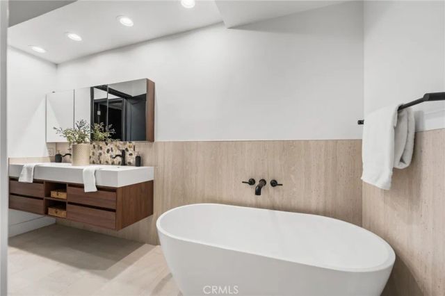 423 N Palm 108, Beverly Hills, CA 90210