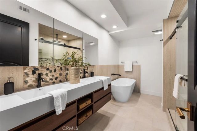 423 N Palm 108, Beverly Hills, CA 90210