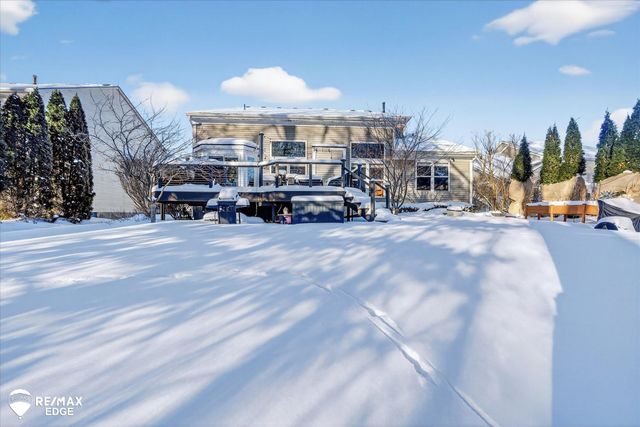 90 Ridge Field Court, Oxford, MI 48371