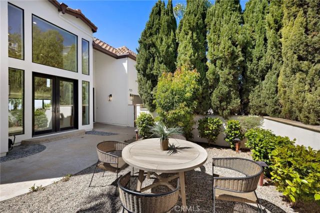 725 Balboa Avenue, Laguna Beach, CA 92651