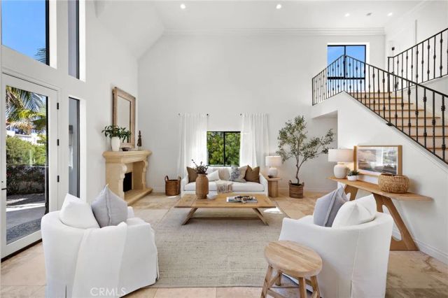 725 Balboa Avenue, Laguna Beach, CA 92651