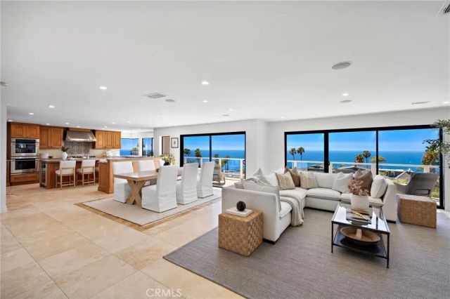 725 Balboa Avenue, Laguna Beach, CA 92651