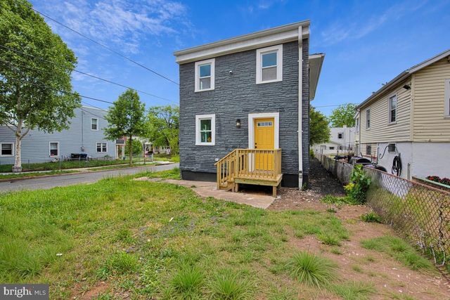 823 46TH ST NE, Washington, DC 20019
