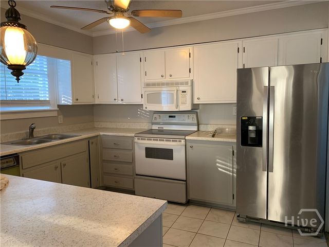 18 W 36th Street Upper, Savannah, GA 31401
