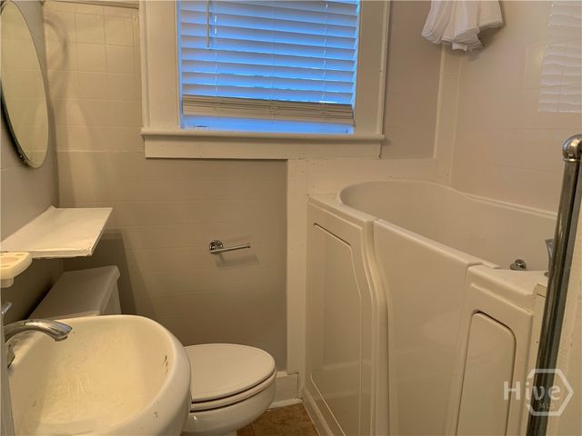 18 W 36th Street Upper, Savannah, GA 31401