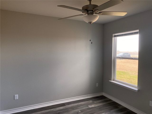 702 W 1st St, Bishop, TX 78343