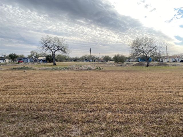 702 W 1st St, Bishop, TX 78343