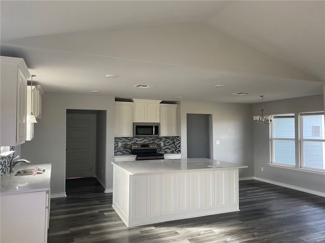 702 W 1st St, Bishop, TX 78343