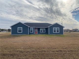 702 W 1st St, Bishop, TX 78343