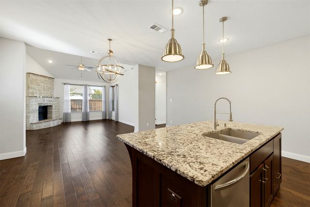 1920 Roundtree Circle E, Fort Worth, TX 76008