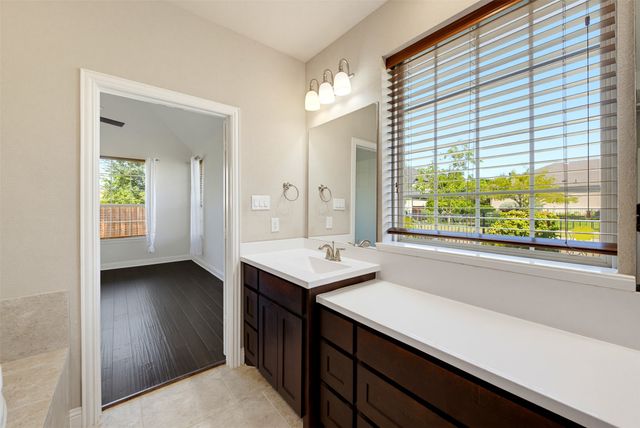 1920 Roundtree Circle E, Fort Worth, TX 76008