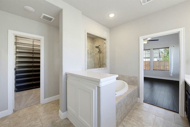 1920 Roundtree Circle E, Fort Worth, TX 76008