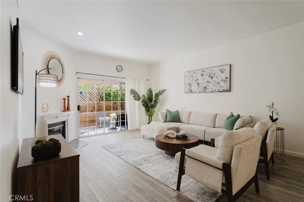 435 E Valencia 105, Burbank, CA 91501