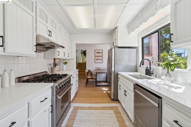 2328 Bartlett St, Oakland, CA 94601