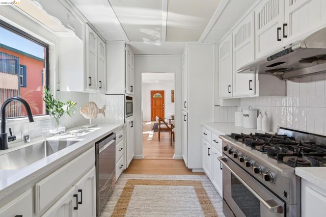 2328 Bartlett St, Oakland, CA 94601