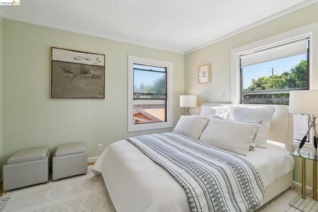 2328 Bartlett St, Oakland, CA 94601