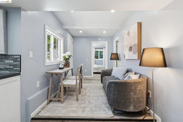 2328 Bartlett St, Oakland, CA 94601