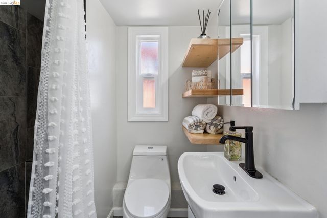 2328 Bartlett St, Oakland, CA 94601