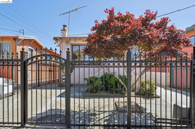 2328 Bartlett St, Oakland, CA 94601