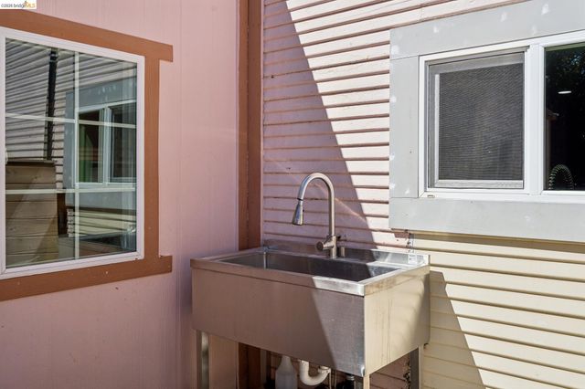 2328 Bartlett St, Oakland, CA 94601