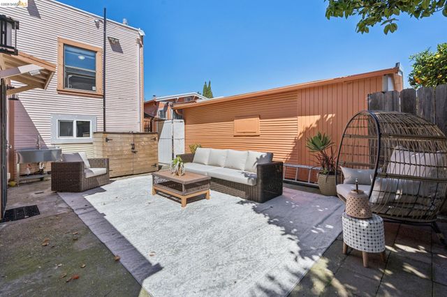 2328 Bartlett St, Oakland, CA 94601