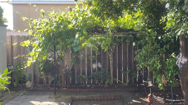 2328 Bartlett St, Oakland, CA 94601