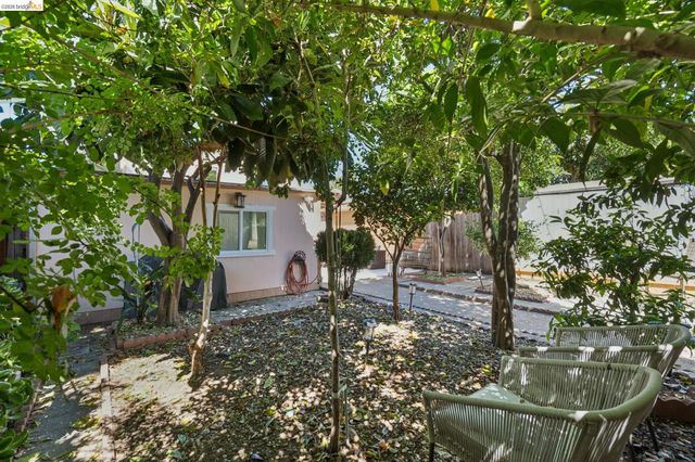 2328 Bartlett St, Oakland, CA 94601